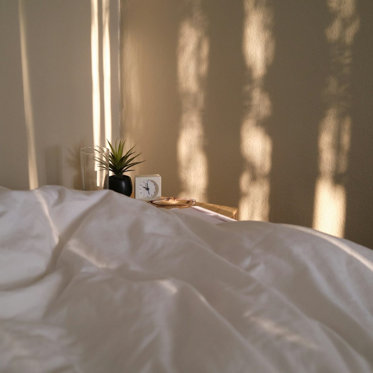 Couette en duvet Couette blanche en duvet dans une chambre lumineuse