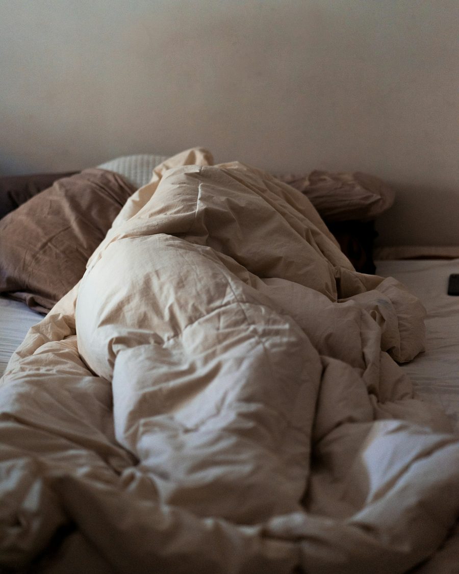 La couette naturelle Couette naturelle en duvet, gonflante et légère, sur un lit
