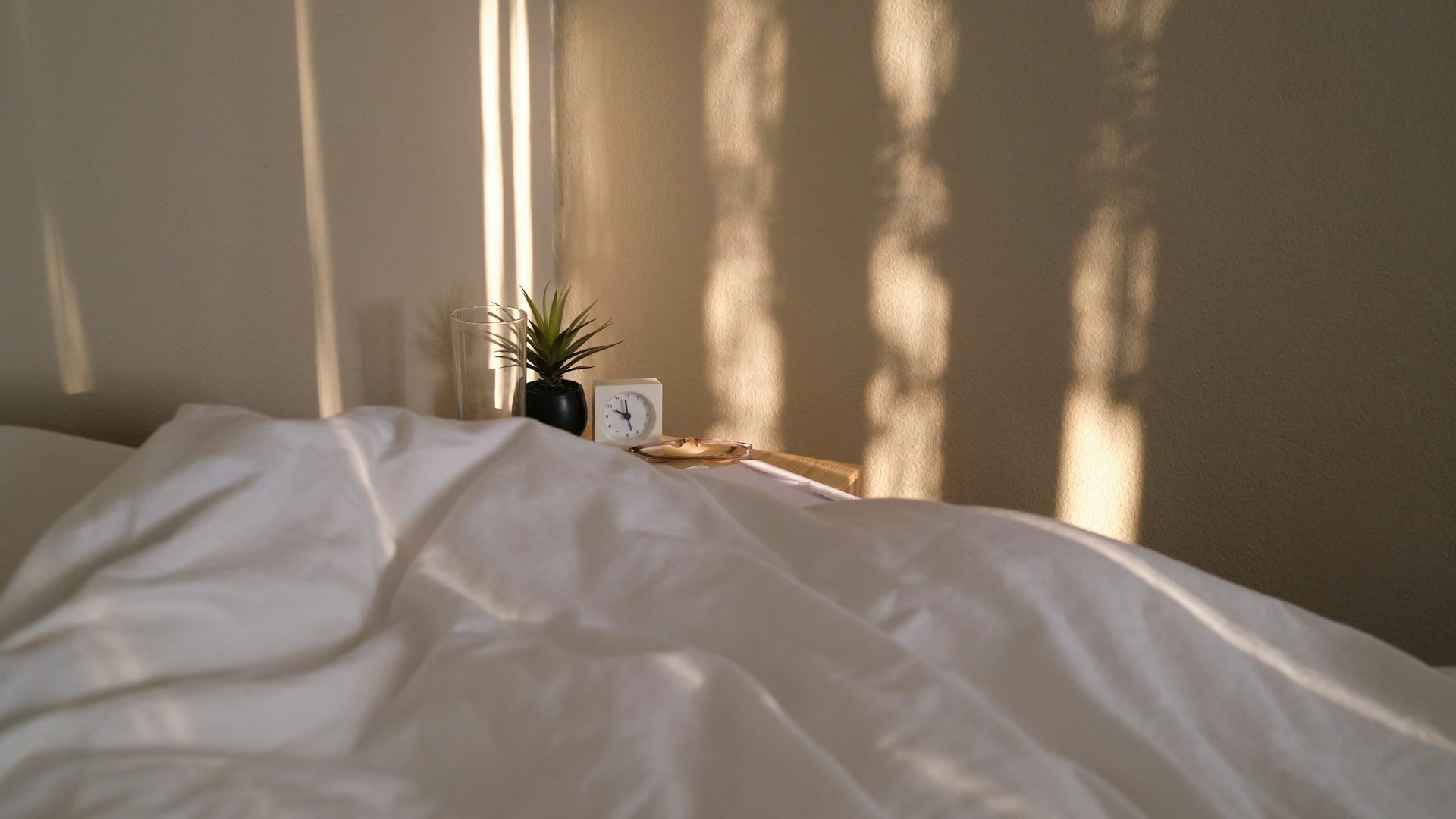 Couette naturelle PLU-TEX PRODUCTION Lit habillé d'une couette naturelle blanche dans une chambre baignée de lumière